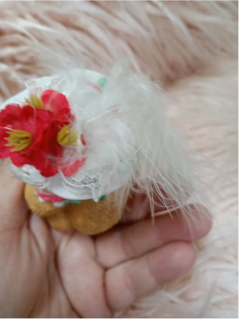 Sandy Bleeding Heart 1995 Chapeau Noelle Lucy Red Flowers White Hat Lace Feather - Picture 9 of 12